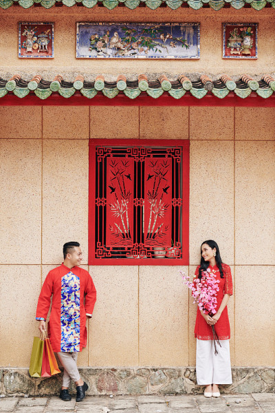 穿着越南传统服装的夫妇