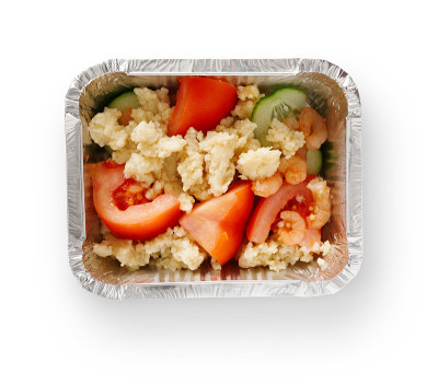 健康盒装食品，饮食理念。米饭，西红柿，黄瓜和虾
