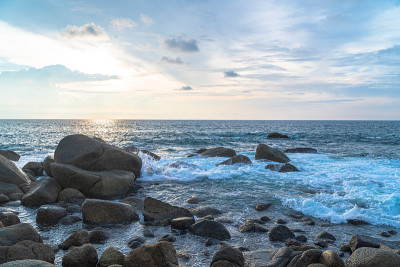 日落时岩石上平静的海浪