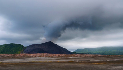 瓦努阿图塔纳的活火山冒出浓重的深灰色烟雾。