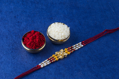 Rakhi或Rakshabandhan问候。用米粒和kumkum做成的Rakhi