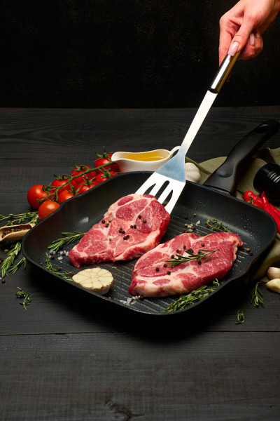 煎锅上的新鲜生牛肉或猪肉排