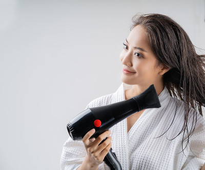 亚洲女人洗完澡后吹干头发