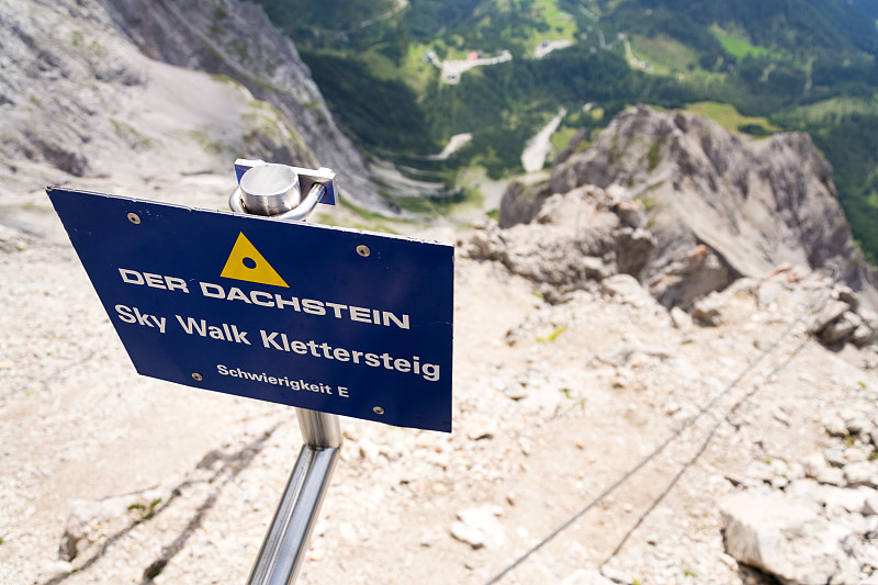 途经ferrata，攀登奥地利阿尔卑斯山脉达赫斯坦冰川顶部