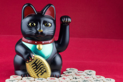东方招手的幸运猫与中国棋子