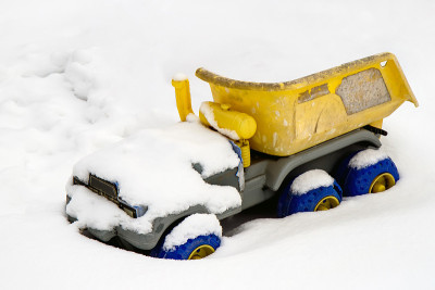 玩具卡车被雪覆盖着。