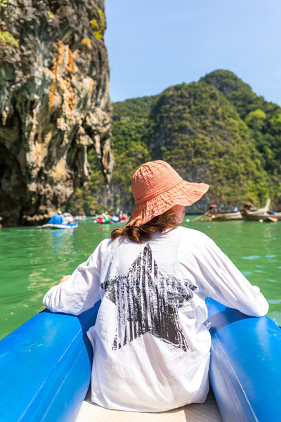 戴着帽子的女人在泰国坐船