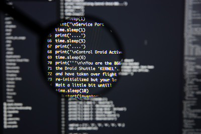 真正的Python代码开发屏幕。编程工作流抽象算法概念。放大后可见的Python代码行。