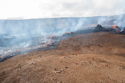 在冰岛法格拉达尔火山喷发的熔岩上飞行，冰岛