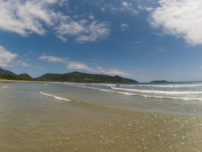 阳光明媚的海滩