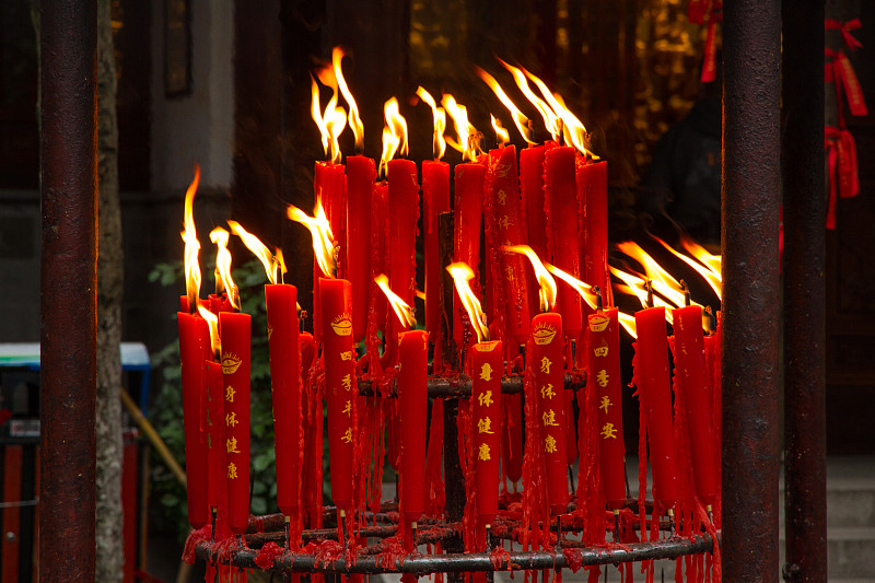 佛寺红烛，吉祥如意