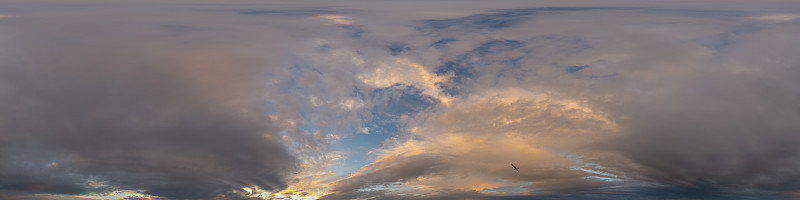 深蓝色的日落天空全景图，粉红色的积云。无缝hdr 360全景球等矩形格式。全天顶三维可视化，空中无人