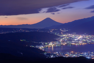 黎明时分，苏和市和富士山的灯光