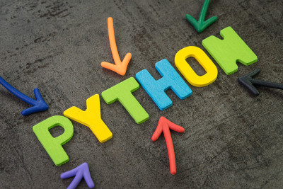 Python是一种现代编程语言，用于软件开发或应用程序的概念，多色箭头指向单词Python的黑色水泥