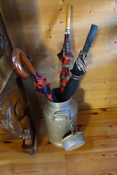 牛奶容器形状的伞架房子的入口