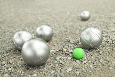 俯视图的petanque球在赛场上。
