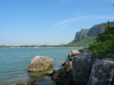 海与山和岛屿在普拉楚帕湾