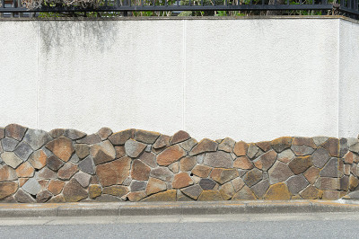街道墙背景，工业背景，空荡荡的垃圾城市街道与仓库砖墙