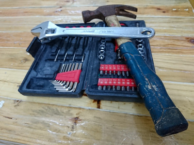 木桌上的工具