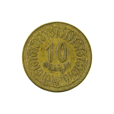 十个突尼斯毫米硬币(2005年)孤立在白色背景上