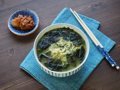 韩国菜紫菜汤拉面