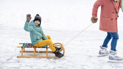 母亲和儿子在外面的雪地里玩了一个美好的冬日
