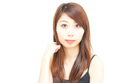 年轻女子在房间里休息