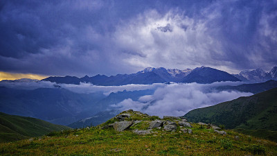 风景如画的夏日山景