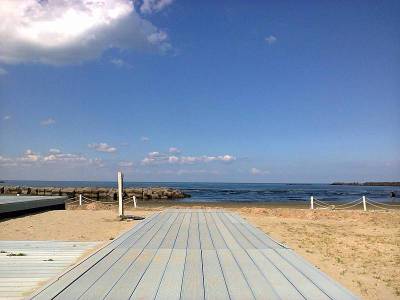 夏日阳光明媚的蓝天海滩木质地板