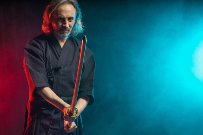 英俊强壮的剑道战士与shinai