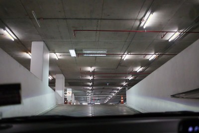 驶入坡道到停车场。