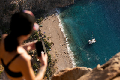 风景Oludeniz，土耳其，一个年轻的女孩岩石