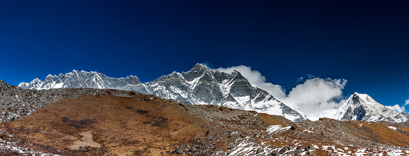 尼泊尔昆布山谷和洛子山的全景