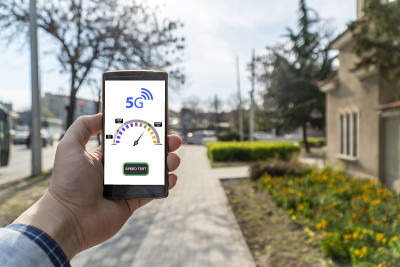 在户外进行5g网络最快测试