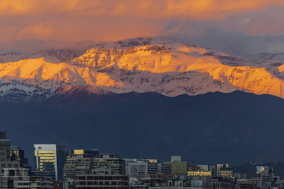 令人惊叹的智利圣地亚哥天际线在日落与安第斯山脉的雪和滑雪胜地的100%工作，使它成为一个美妙的地平线