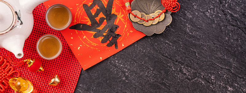 中国农历一月新年的设计理念-节日饰品，红包(ang pow，红包)，俯视图，平铺，头顶上方。
