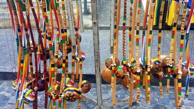 Berimbau，在巴西巴伊亚州萨尔瓦多的Pelourinho街头出售。