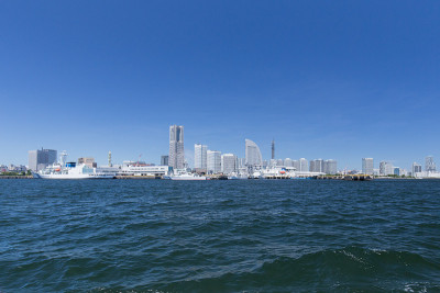 从海上眺望横滨地标塔周围