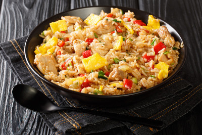 丰盛可口的Arroz Chaufa秘鲁风格炒饭在碗里。水平