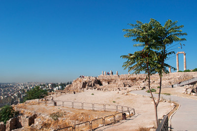 安曼:从安曼城堡(Amman Citadel)顶部俯瞰首都安曼全景，这里是历史和考古遗址，也是城市的