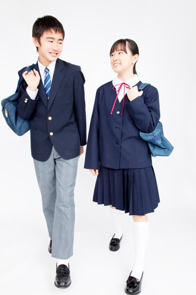 初中男生和女生走在一起