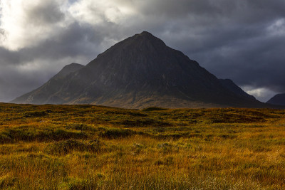 眺望Buachaille Etive Mor，位于苏格兰高地的Glen Etive地区