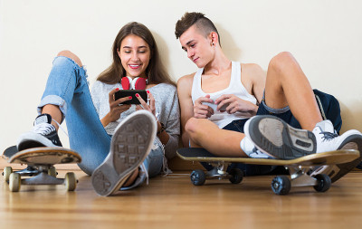 女孩和男孩在网上玩游戏