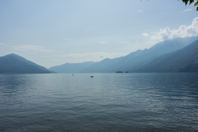 瑞士阿斯科纳的迷雾湖和山脉景观