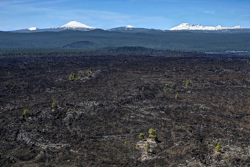 本德和太阳河附近熔岩岗的火山场