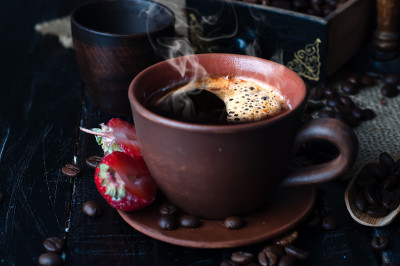 咖啡杯和茶托放在一张木桌上。