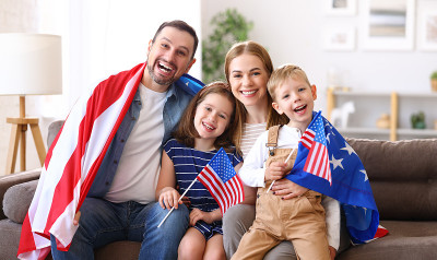 年轻快乐的美国家庭父母和两个小孩在家里过美国独立日