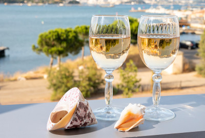 夏天，在法国里维埃拉，在室外露天平台上喝着来自普罗旺斯Cotes de Provence的白葡萄酒或