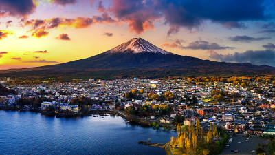 日落时分的富士山和川口湖，秋天的富士山在山町。