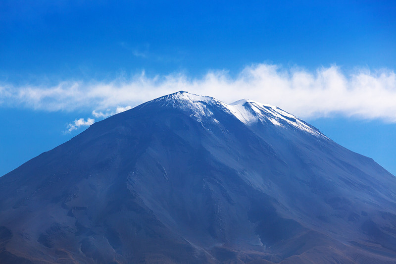 天空背景上的休眠火山